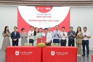 Báo Tuổi Trẻ và Trường Đại học Văn Lang ký kết hợp tác đào tạo chính quy. Ảnh: Phương Quyên