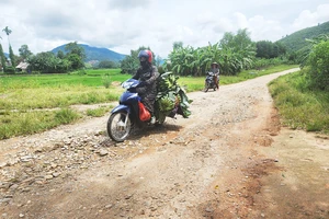 Người dân ở thôn Trung Lưu lưu thông khó khăn trên đường cứu hộ, cứu nạn đắp bằng đất thi công dang dở