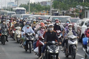 Dòng xe di chuyển chậm trên quốc lộ 60 (huyện Châu Thành, tỉnh Bến Tre) đoạn dẫn vào cầu Rạch Miễu. Ảnh: TÍN HUY