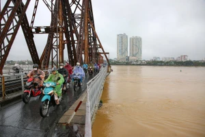 Nước sông Hồng đang giảm