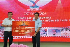 Ông Mai Văn Hoàng - Tổng Giám đốc Tập đoàn GROWMAX đã trao bảng tượng trưng trị giá 3 tỷ đồng. Ảnh : VIỆT NGA