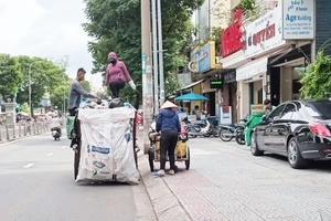 Một đơn vị thu gom rác dân lập thu gom rác thải sinh hoạt bỏ chung vào một thùng (trên đường Xô Viết Nghệ Tĩnh, quận Bình Thạnh, TPHCM) 