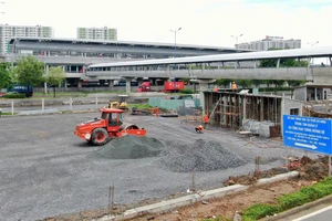 Công nhân thi công khu vực nhà ga tuyến metro số 1 (Bến Thành - Suối Tiên). Ảnh: HOÀNG HÙNG