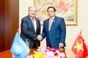 Thủ tướng Phạm Minh Chính trao đổi với Tổng Thư ký Liên hợp quốc Antonio Guterres. Ảnh: TTXVN