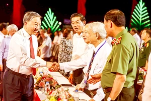 Tổng Bí thư Tô Lâm với các đại biểu dự lễ kỷ niệm tại điểm cầu Cà Mau. Ảnh: TTXVN