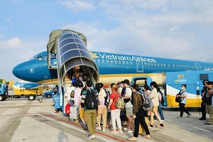 Hành khách xếp hàng lên máy bay của hãng Vietnam Airlines. Ảnh: NGỌC MAI