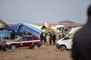 Hiện trường vụ rơi máy bay của hãng hàng không Azerbaijan Airlines gần sân bay Aktau, Kazakhstan, ngày 25/12/2024. Ảnh: THX