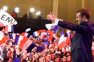 Phe ủng hộ ứng cử viên độc lập Emmanuel Macron ăn mừng chiến thắng 