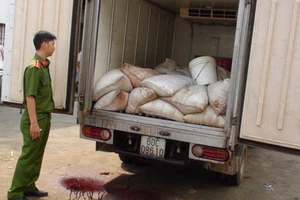 Công an Biên Hòa bắt quả tang xe tải vận chuyển phế phẩm nội tạng động vật đổ xuống sông Đồng Nai.