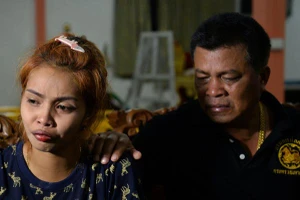 Mẹ và ông ngoại bé gái nạn nhân tại lễ tang bé trong một ngôi chùa ở Phukhet, Thái Lan. Ảnh: REUTERS