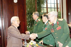 Tổng Bí thư Nguyễn Phú Trọng, Bí thư Quân ủy Trung ương với các đại biểu dự Lễ kỷ niệm 100 năm Ngày sinh Đại tướng Văn Tiến Dũng
