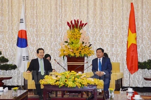 Bí thư Thành ủy TPHCM Đinh La Thăng tiếp Chủ tịch Quốc hội Hàn Quốc Chung Sye-kyun.