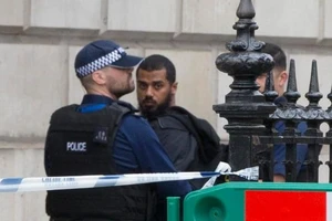 Nghi phạm mang dao bị bắt gần văn phòng Thủ tướng Anh ngày 27-4-2017. Ảnh: The Telegraph