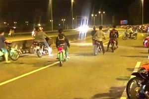Một nhóm “quái xế” chuẩn bị đua trên đường dẫn cao tốc TPHCM - Trung Lương
