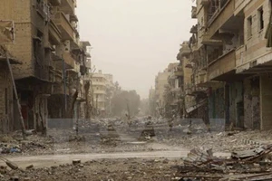 Cảnh đổ nát tại Deir al-Zor, Syria sau các cuộc không kích. (Nguồn: REUTERS/TTXVN
