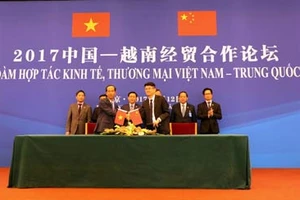 Ông Mai Hoài Anh – Giám đốc điều hành Kinh doanh Viamilk ký kết bản ghi nhớ hợp tác với đối tác Trung Quốc dưới sự chứng kiến của Lãnh đạo chính phủ và Bộ ngành hai nước. 