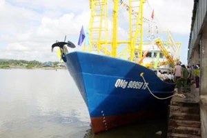 Thủ tướng Chính phủ chỉ đạo kiểm tra việc đóng tàu cá theo Nghị định 67. Ảnh: Sỹ Thắng/TTXVN