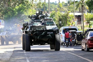 Xe bọc thép quân đội trên đường cao tốc đến TP Marawi, Mindanao, Philippines, ngày 24-5-2017. Ảnh: REUTERS