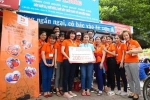 Tại quán cơm Nụ Cười 1 và Nụ Cười 4, tập thể nhân viên Digiworld Sài Gòn đã trao tặng 2 chú heo đất với tổng trị giá 5,6 triệu đồng