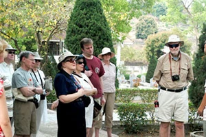 Du khách nghe giới thiệu về chiến thắng Điện Biên Phủ khi tham quan Nghĩa trang liệt sĩ Điện Biên. 