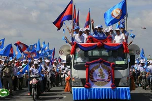 Ông Hun Sen (áo xanh) dẫn đầu đoàn vận động tranh cử. Ảnh: Khmer Times