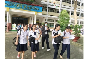 Thí sinh kết thúc các môn thi chuyên tại điểm thi chuyên Trường THPT Nguyễn Khuyến