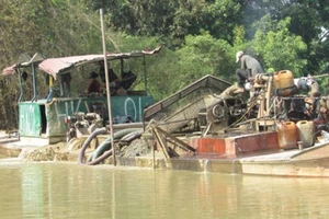 Một tàu khai thác cát trái phép trên sông Đồng Nai.