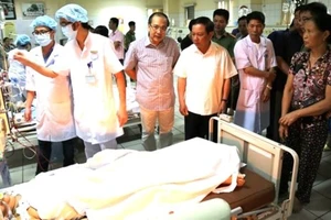 Lãnh đạo tỉnh Hòa Bình tới thăm và động viên bệnh nhân chạy thận bị sốc phản vệ tại Bệnh viện đa khoa tỉnh Hòa Bình.