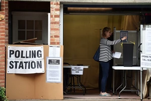 Một phụ nữ bỏ phiếu bầu thủ tướng Anh tại khu vực nam London. Ảnh: Reuters