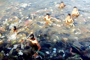 Cam kết làm sạch rác ở biển