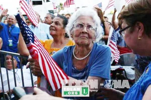 Người dân Puerto Rico vui mừng sau khi kết quả ủng hộ quy chế trở thành bang thứ 51 của Mỹ được công bố ngày 11/6. Ảnh: EPA/TTXVN