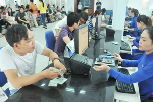 Hành khách mua vé tàu tại ga Sài Gòn. Ảnh: Cao Thăng