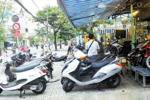 Bày bán xe máy trên vỉa hè đường Phạm Thế Hiển, quận 8, TPHCM