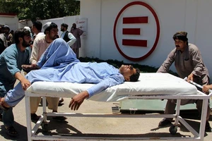 Cấp cứu người bị thương trong vụ đánh bom chi nhánh Ngân hàng New Kabul ở Lashkar Gah, tỉnh Helmand, Afghanistan, ngày 22-6-2017. Ảnh: REUTERS