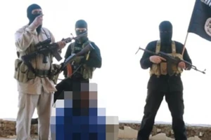 IS công bố video hành quyết một người bị nhóm này bắt giữ - Ảnh: Mirror.
