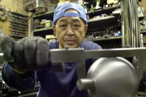 Chính phủ Nhật Bản đang khuyến khích các công ty giữ người cao tuổi ở lại làm việc lâu hơn