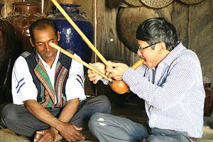 Nhạc sĩ Nguyễn Tấn Hùng say sưa tìm hiểu thanh âm một loại nhạc cụ dân tộc