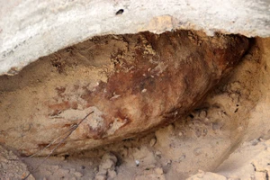 Quả bom được người dân phát hiện tại nền nhà ông Đổ Đình Tân (thôn Phú Hâu, xã Cát Khánh, huyện Phù Cát) 
