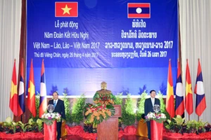Thủ tướng Nguyễn Xuân Phúc và Thủ tướng Thongloun Sisoulith phát động Năm Đoàn kết hữu nghị Việt Nam-Lào, Lào-Việt Nam 2017. Ảnh: VGP