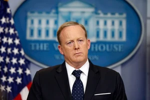 Ông Sean Spicer hôm thông báo từ chức thư ký báo chí Nhà Trắng. Ảnh: AP