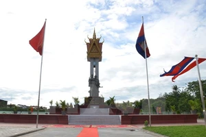 Tượng đài Hữu nghị Việt Nam-Campuchia tại tỉnh Battambang. (Ảnh: TTXVN)