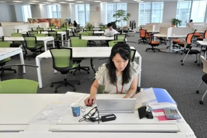 Quang cảnh vắng vẻ tại trụ sở một công ty ở Nhật Bản ngày 24-7, ngày làm việc từ xa đầu tiên được phát động ở nước này. Ảnh: JAPAN TIMES 