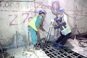 Các công nhân đang thi công tuyến đường sắt đô thị số 1 Bến Thành - Suối Tiên