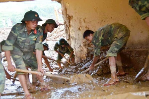 Bộ đội giúp người dân khắc phục mưa lũ Ảnh: VĂN CHƯƠNG