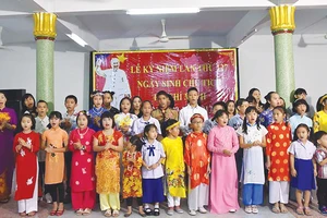 Các cháu bé ở Udon Thani đồng ca bài Ai yêu Bác Hồ Chí Minh hơn thiếu niên nhi đồng
