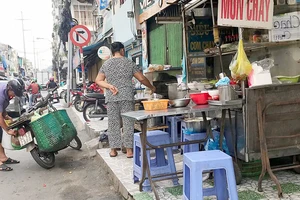 Vỉa hè đường Nguyễn Thượng Hiền (quận 3) bị chiếm dụng làm nơi buôn bán Ảnh: VIỆT DŨNG