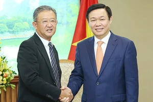 Phó Thủ tướng Vương Đình Huệ tiếp Chủ tịch kiêm Tổng Giám đốc điều hành của Tập đoàn Bảo hiểm AIA, ông Ng Keng Hooi. Ảnh: VGP/Thành Chung