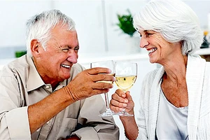 Nghiên cứu mới về bia, rượu vang đối với người lớn tuổi