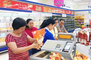 Người dân chọn mua thịt gia cầm tại siêu thị TPHCM