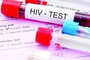 Tính mạng gần 2 triệu bệnh nhân HIV/AIDS bị đe dọa
